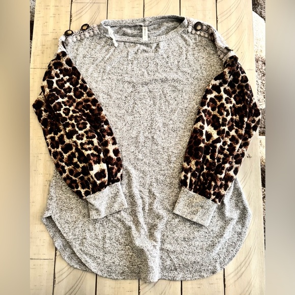 Women’s Sweater • Size Small - Picture 1 of 4